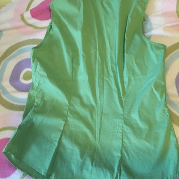 Old Navy Sleeveless Button-Down Shirt - Picture 3 of 4